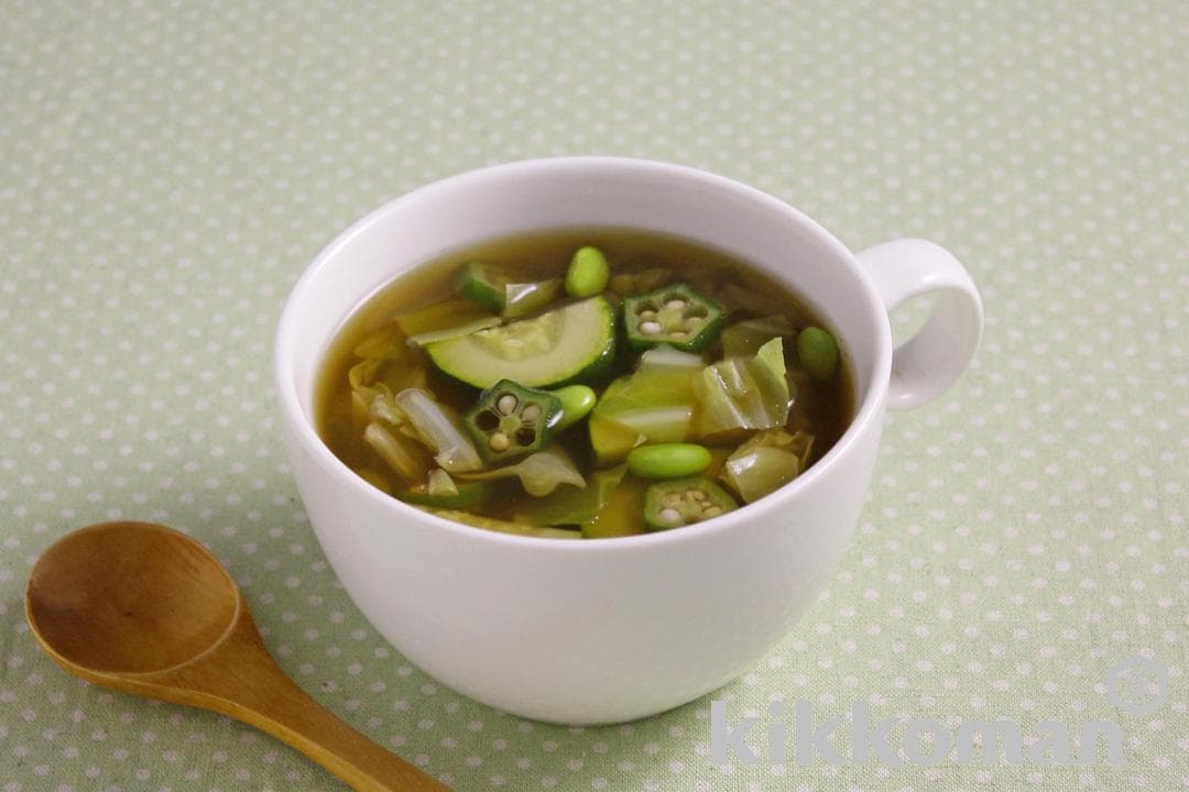 緑の野菜のベジスープ