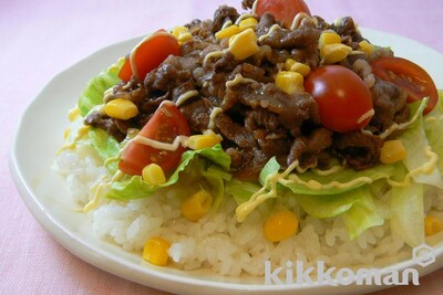 写真:牛肉のっけサラダごはん(生姜焼のたれ使用)