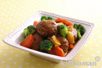 写真:ごろごろ野菜の煮込みハンバーグ(トマットリア使用)