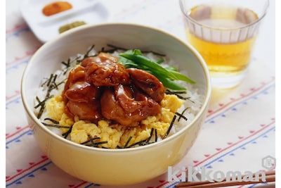 写真:三色鶏てり丼(てりやきのたれ使用)