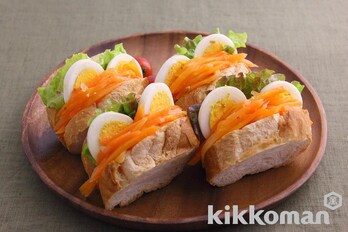 トマトソースで食べるホットケーキ