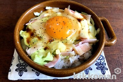 写真:キャベツとろーりチーズベーコンの卵かけごはん