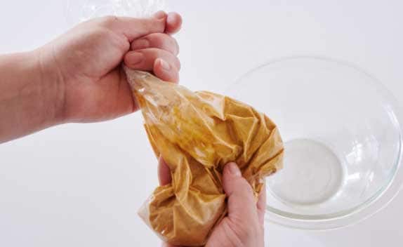 写真：袋の上からもむようにして混ぜれば手が汚れません。