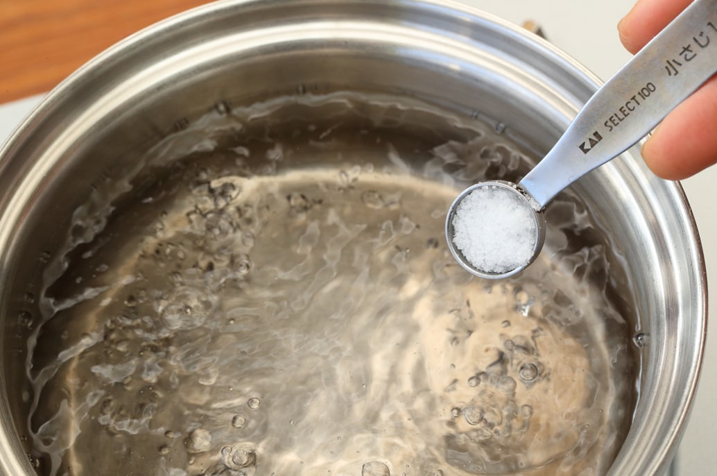 写真：沸騰した鍋に塩を入れる