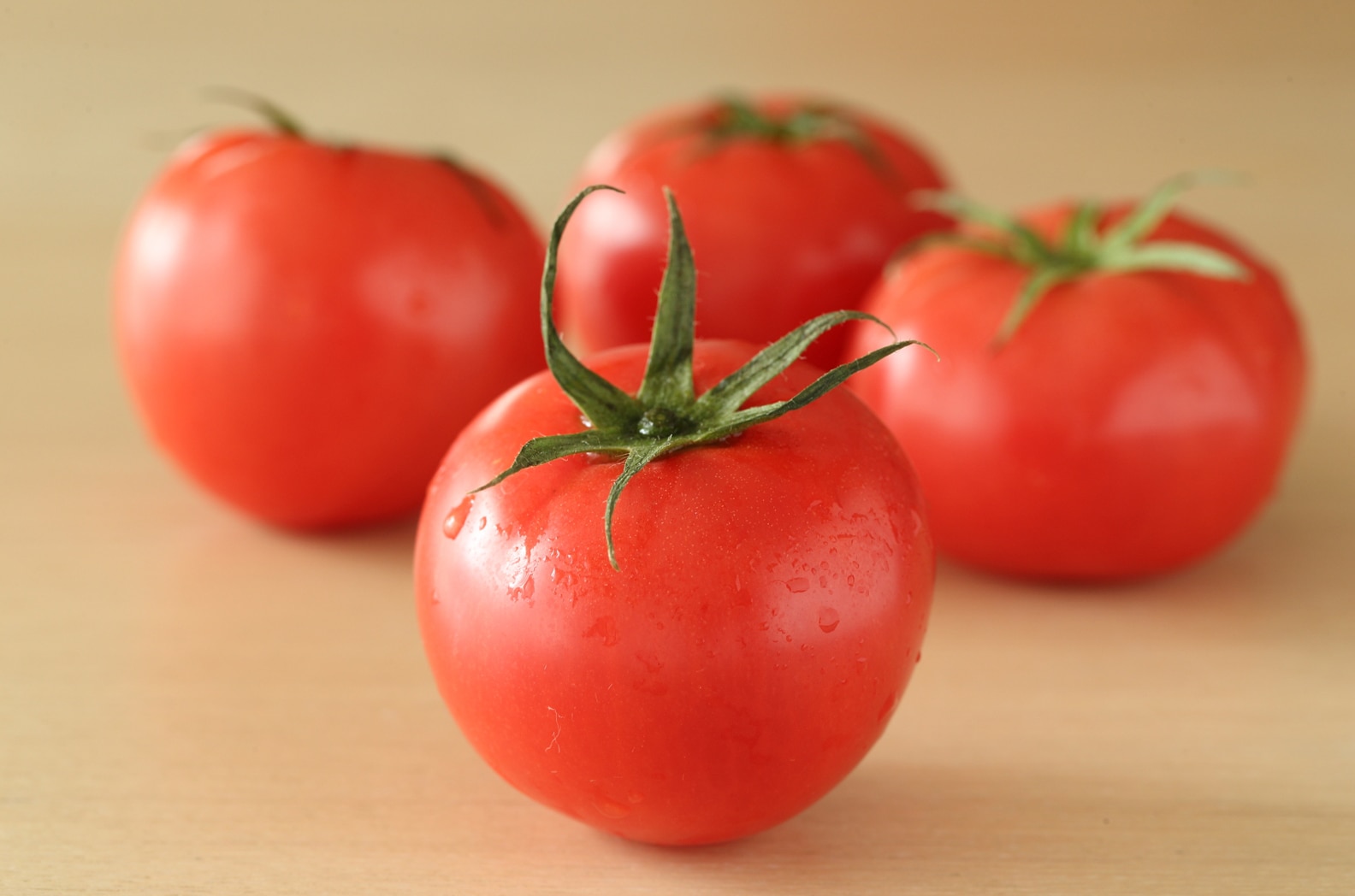 トマトの湯むきの方法をていねいに解説。トマトを扱うコツとおすすめレシピ3選も
