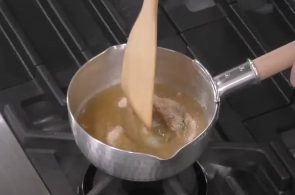 鍋で砂糖（てんさい糖）を入れて火にかけ、ガムシロップ状にしている画像