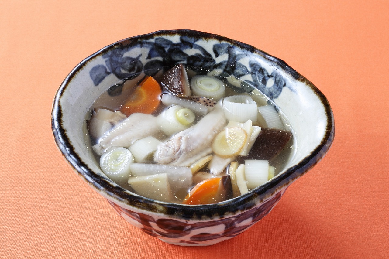 鶏手羽先と根菜の蒸しスープ