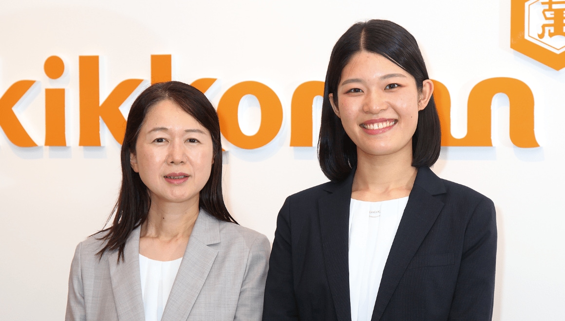 キッコーマン食品株式会社　商品開発本部　加工食品開発部　部長　水谷 朋子 さん（左）　林 優季乃 さん（右）