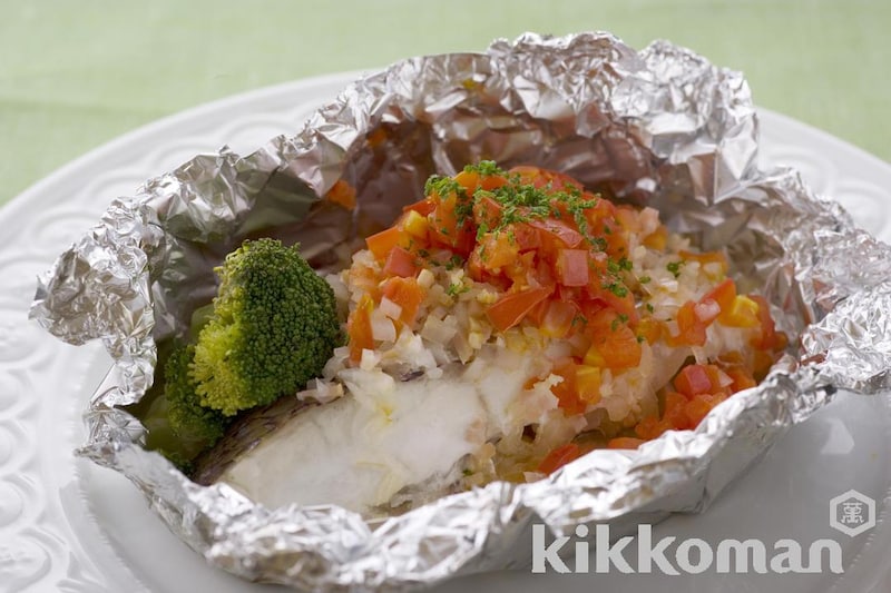 白身魚とトマト&ベーコンのホイル蒸し【たら(鱈)がおすすめ】