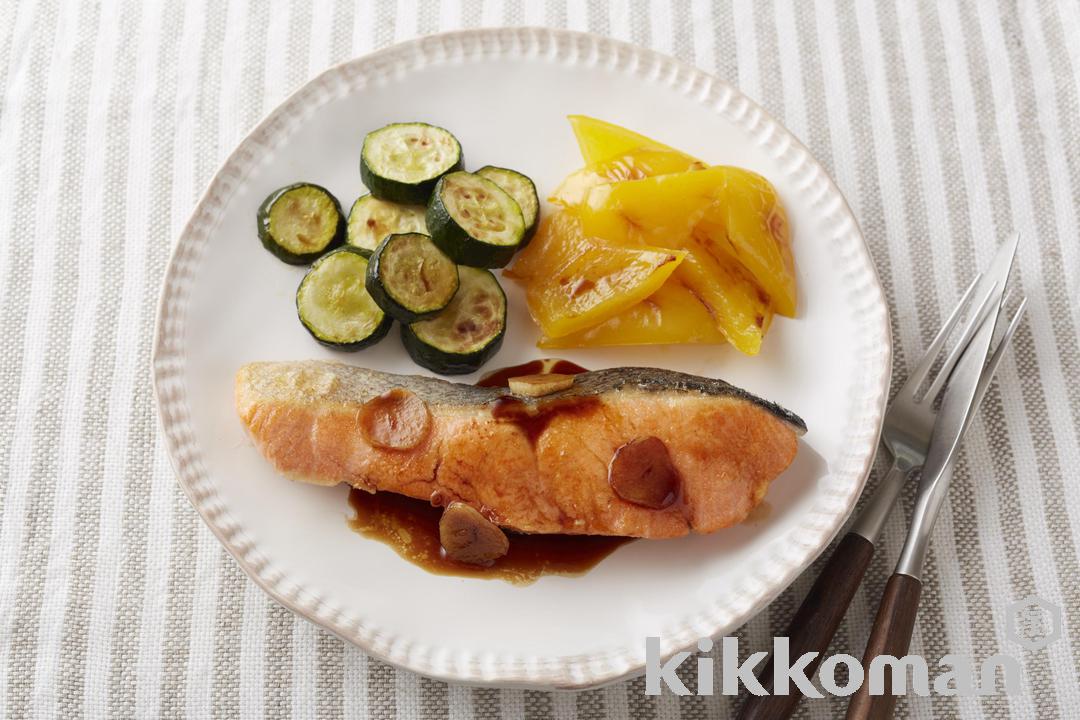 サーモンとカラフル野菜のソテー　にんにく醤油だれ