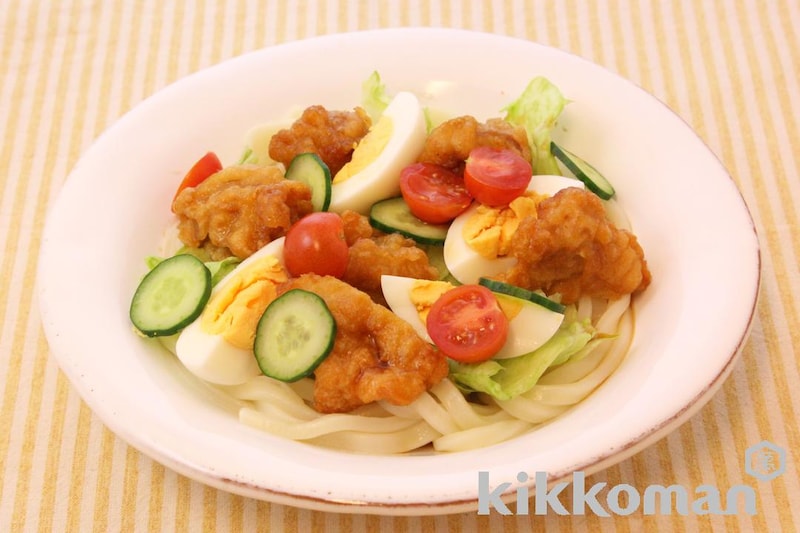 鶏唐とゆで卵のサラダ混ぜうどん