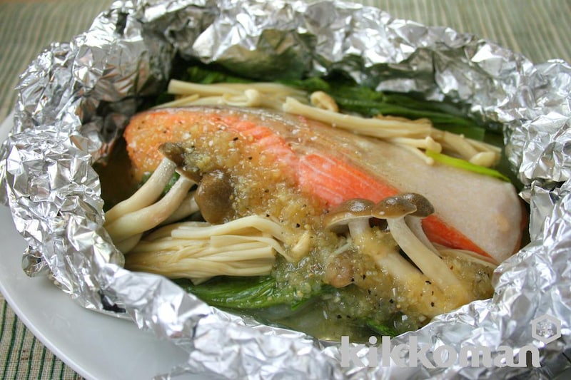 さけときのこのねぎ塩ホイル蒸し焼き(香味野菜だれ使用)