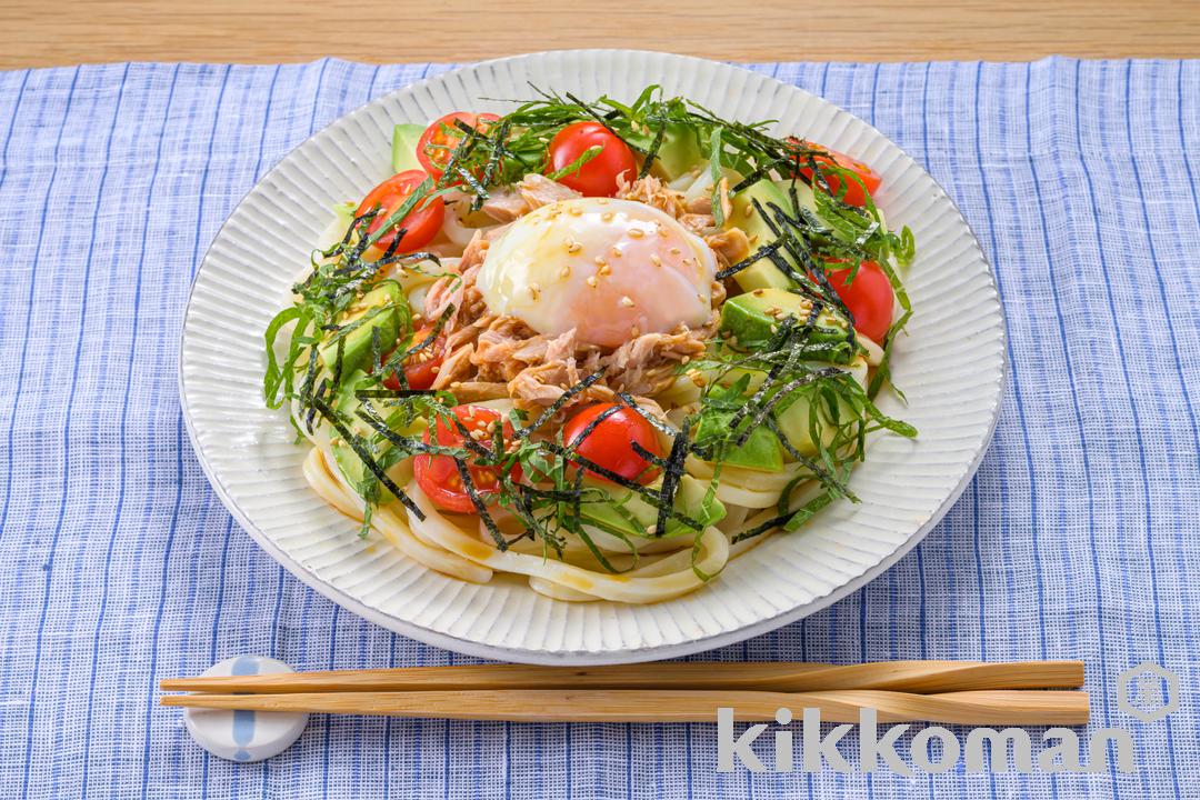 レンジで！アボカドとツナのぶっかけだしうどん（山本ゆりさん）（旨み広がるだししょうゆ使用）