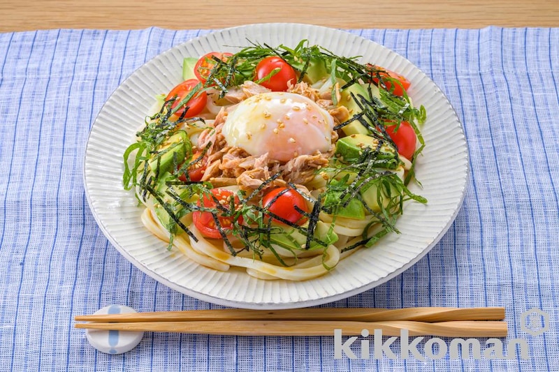 レンジで!アボカドとツナのぶっかけだしうどん(山本ゆりさん)(旨み広がるだししょうゆ使用)