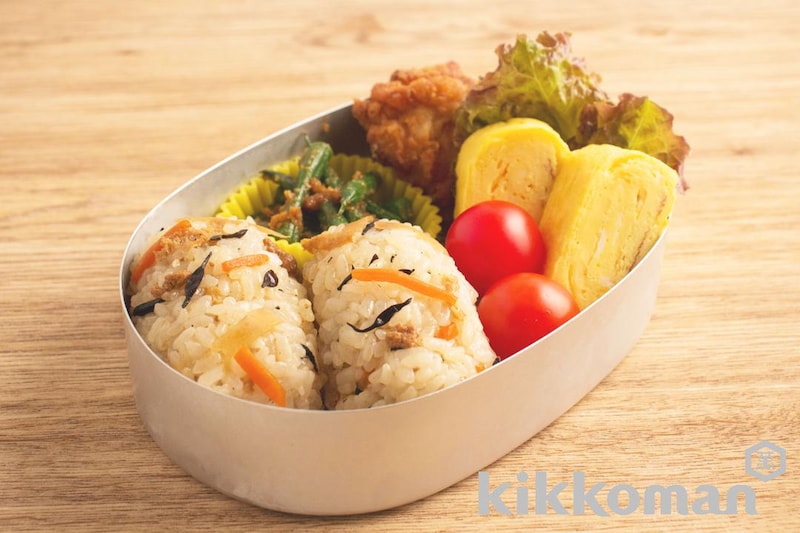 五目ごはんでおにぎり弁当(うちのごはん使用)