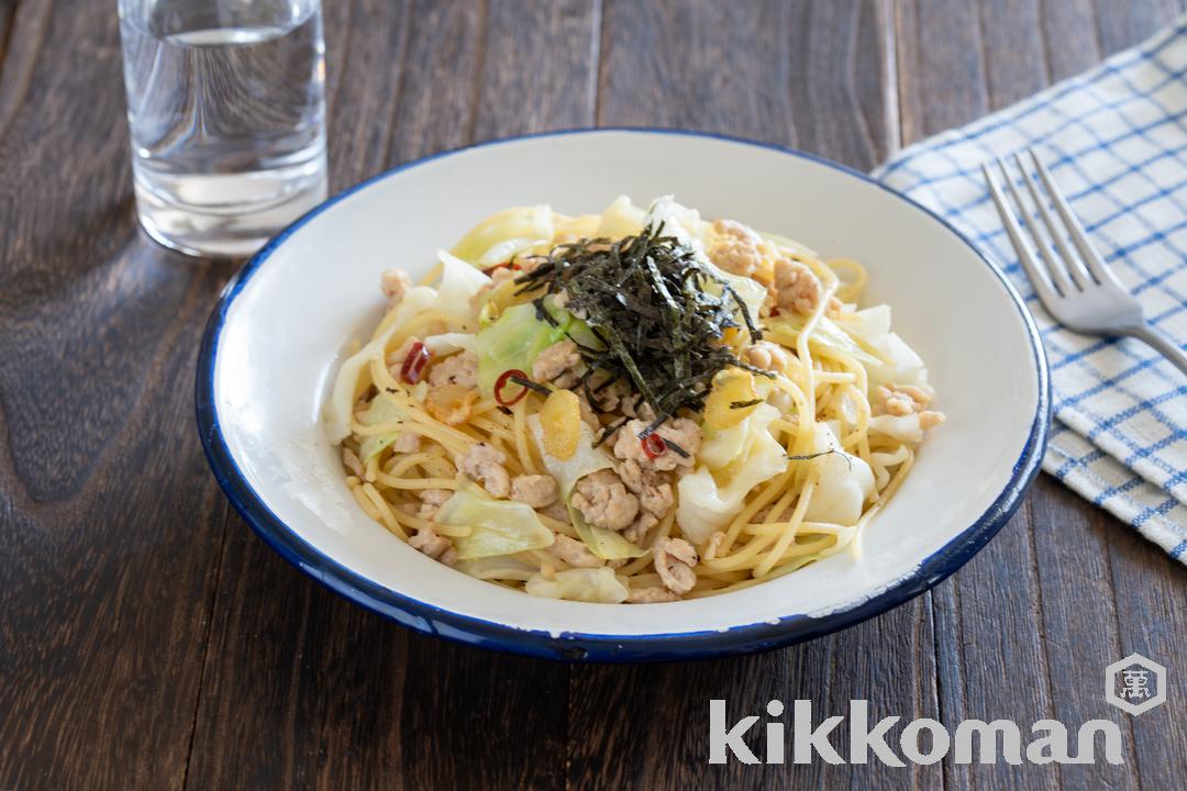 角切りキャベツと鶏ひき肉のだしバタペッパーパスタ