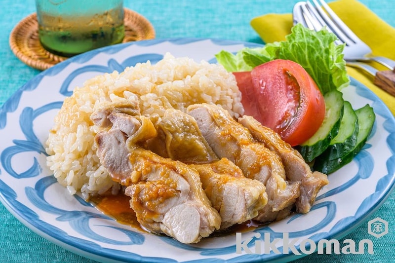 炊飯器で簡単!シンガポールチキンライス【鶏もも肉も一緒に炊くだけのアジア飯】