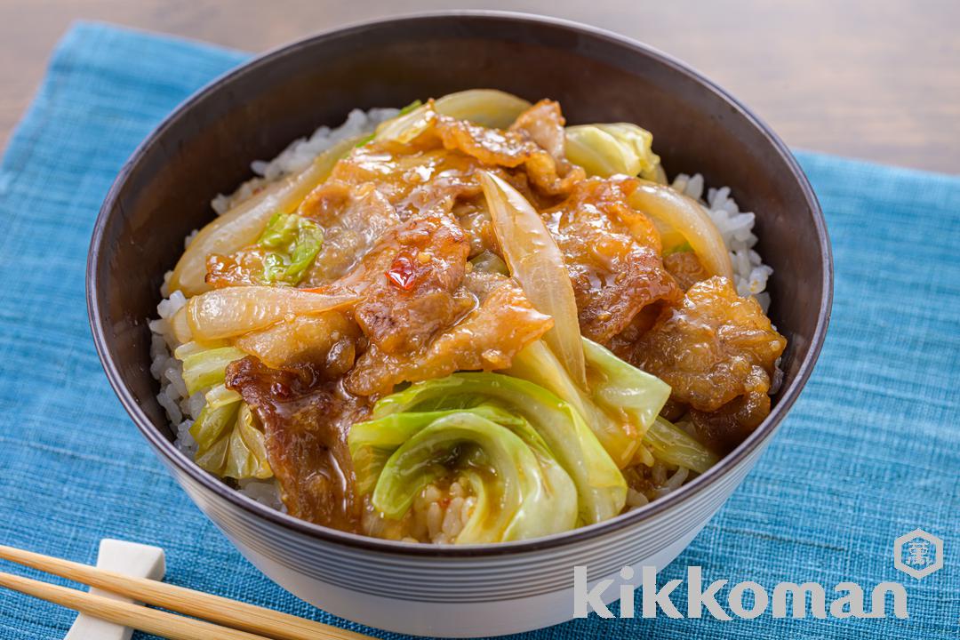 豚バラとキャベツと玉ねぎの甘辛炒め丼【肉も野菜もとれる人気の一品】