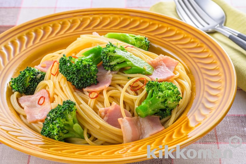 にんにくの風味が食欲をそそる!ブロッコリーとベーコンのパスタ