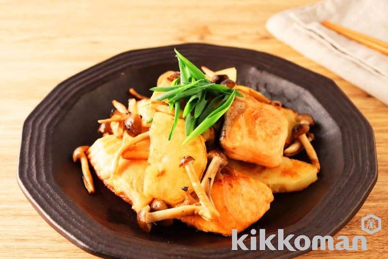 鮭とじゃがいもの昆布しょうゆバター(山本ゆりさん)昆布しょうゆ小袋サンプル対応レシピ