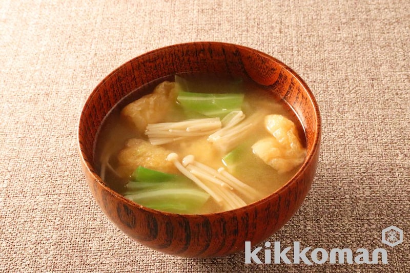 白だしで簡単!キャベツと油揚げのみそ汁