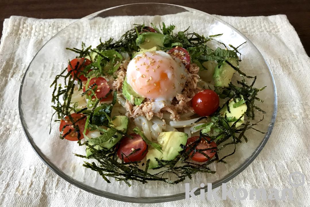 レンジで！アボカドとツナのぶっかけだしうどん（山本ゆりさん）（旨みあふれる牡蠣だししょうゆ使用）