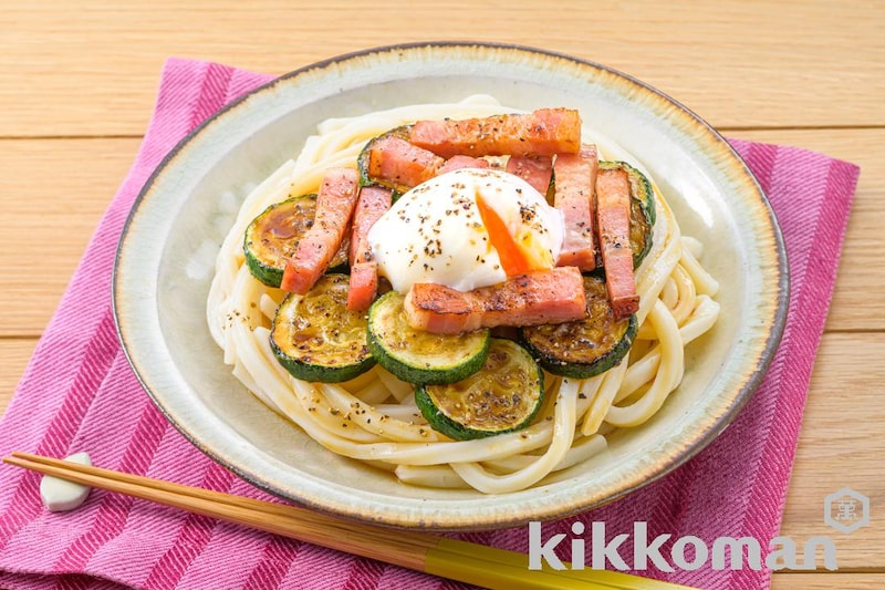 とろとろズッキーニとベーコンのだしたまぶっかけうどん(山本ゆりさん)(旨みあふれる牡蠣だししょうゆ使用)