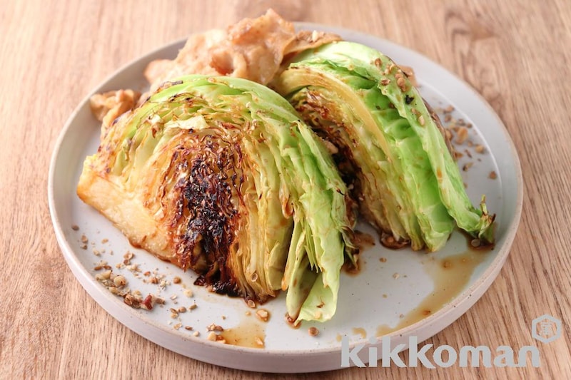 スパイスデュカが香る!丸ごとキャベツのしぼ生焼き【味つけは生しょうゆだけ】