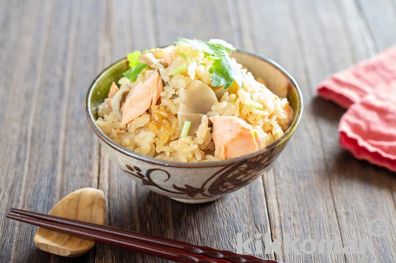 鮭とまいたけのだしこみご飯(簡単炊き込みご飯)(山本ゆりさんお墨付き)