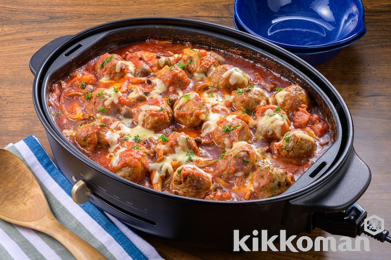 ホットプレートで熱々♪ ミートボールときのこのトマト煮込み