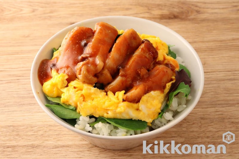レンジで簡単!濃厚デミチーズチキンのトロ玉丼(うちのごはん使用)