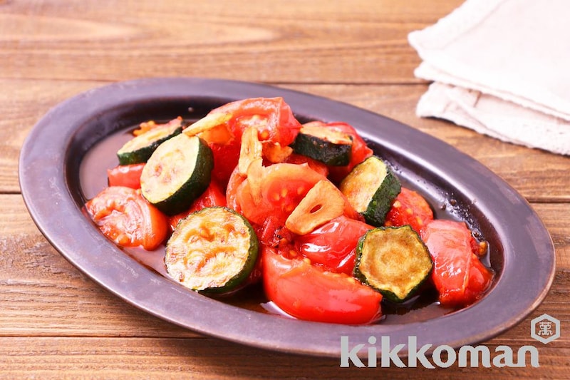 トマトとズッキーニのガーリックしぼ生焼き【味つけは生しょうゆだけ】