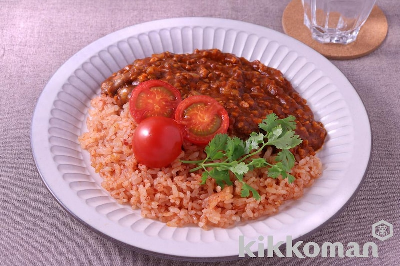 トマトライスで食べるトマトカレー(北本トマトカレーの会公認)