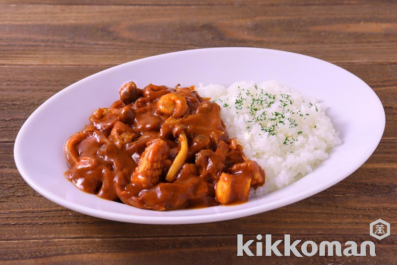 トマトジュースでうま味アップ!しめじとシーフードのカレー