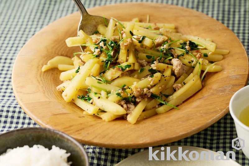 じゃがいもと豆苗の鶏そぼろ炒め