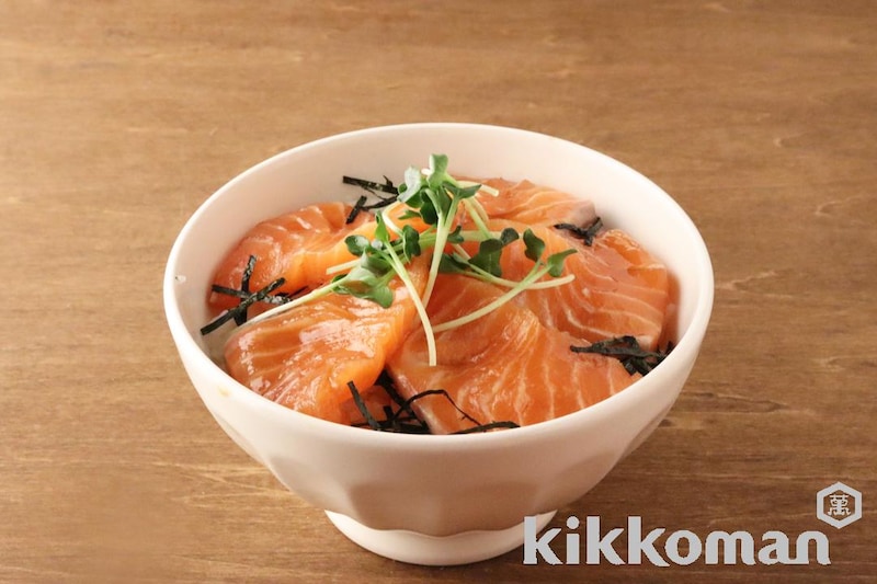 サーモンの昆布しょうゆ漬け丼(北海道産真昆布しょうゆ使用)