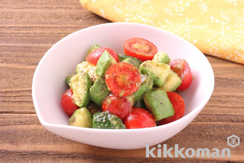 和えるだけで簡単!アボカドとトマトのうまだし和え