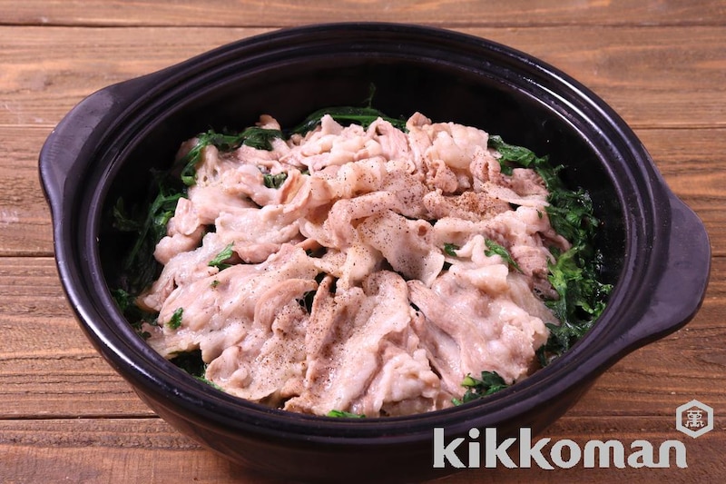 豚バラと春菊のおかず鍋【本つゆ(めんつゆ)で味付け簡単無水鍋】