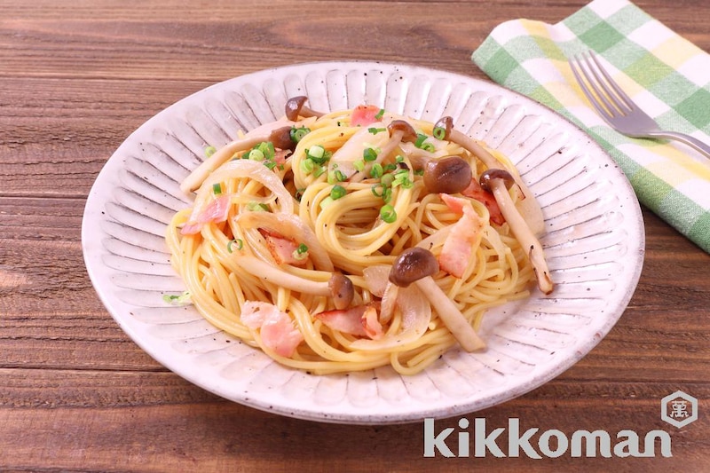 ベーコンとしめじのガーリックバターパスタ(クセになるガーリックバター醤油だれ使用)