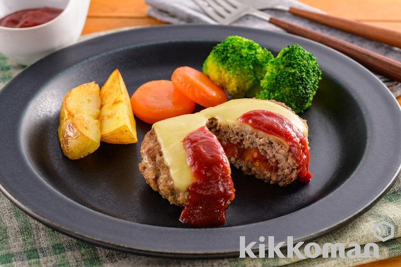 トマトinチーズハンバーグ(ハウス ハンバーグヘルパー・リコピンリッチ トマトケチャップ使用)