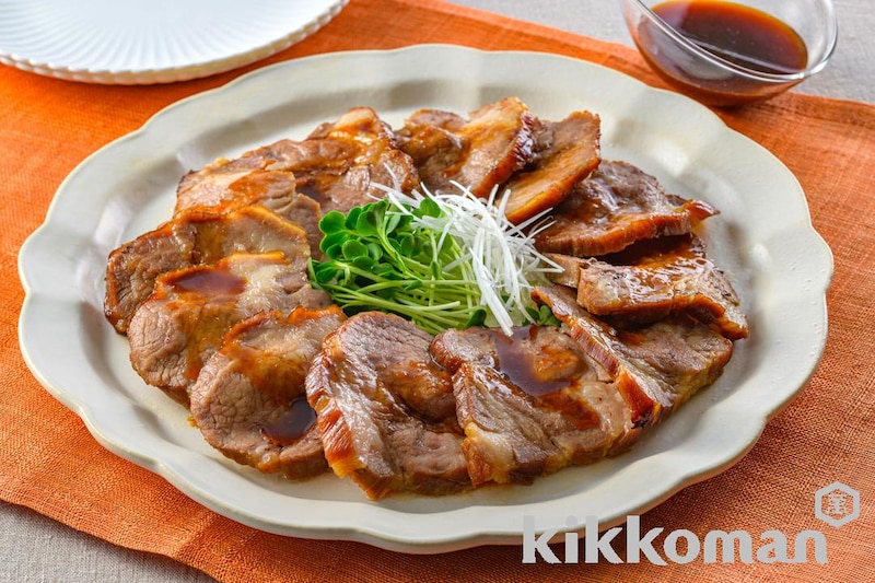 かたまり肉でごちそう!簡単焼豚(チャーシュー)【漬け込んでオーブンで焼くだけの簡単調理】