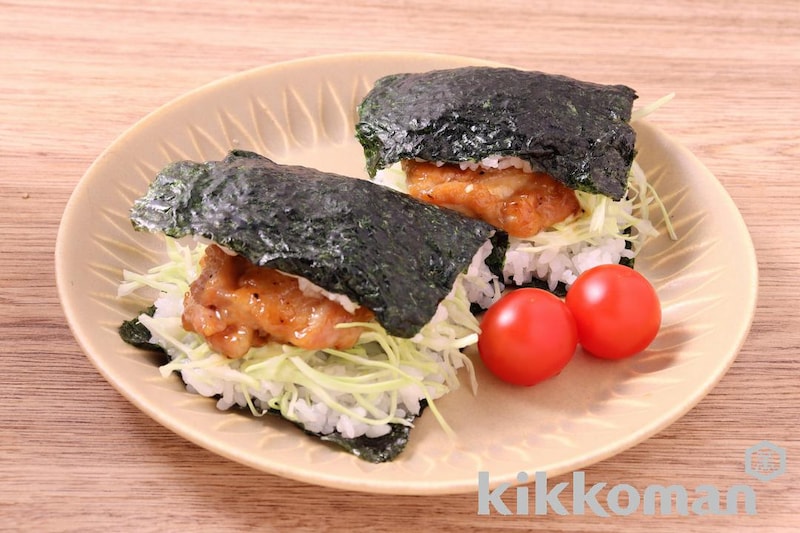 ガーリックバターチキンのやみつきおにぎりサンド(クセになるガーリックバター醤油だれ使用)