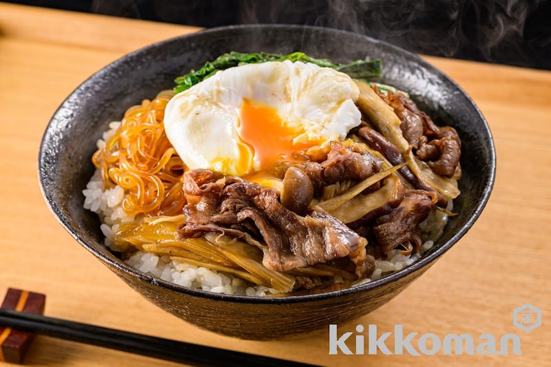 とろたま牛すき焼き丼(八代目儀兵衛)(こく旨リッチ特選丸大豆しょうゆ使用)