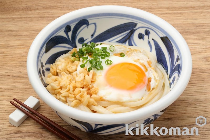 目玉焼きのっけ混ぜうどん