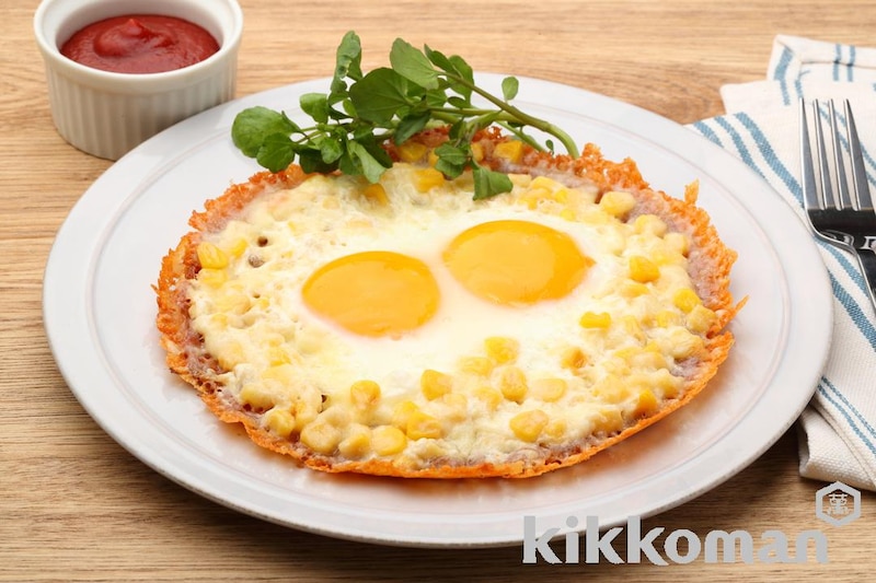 こんがりチーズとコーンの羽つき目玉焼き