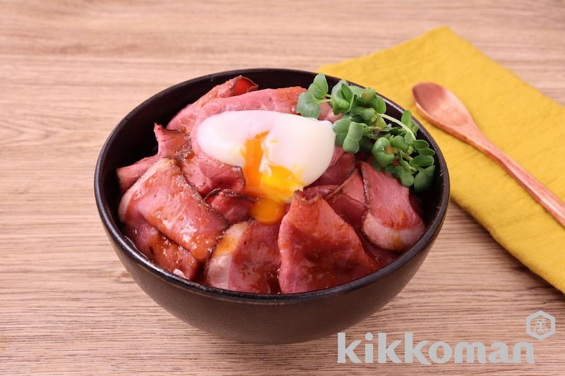 オニオン&ガーリックソースのローストビーフ丼(ステーキしょうゆ オニオン&ガーリック使用)