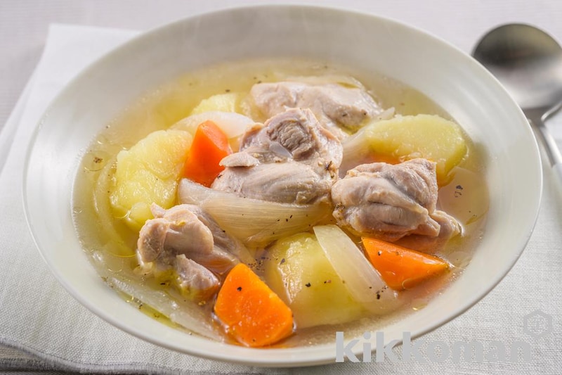 白だしで簡単!鶏もも肉と野菜の具だくさんスープ【じゃがいも・玉ねぎ・にんじんの常備野菜で】