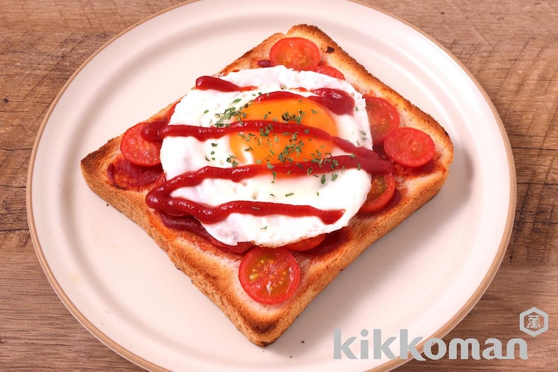 トマトたっぷり!リコたまトースト【朝食にぴったりな目玉焼きのっけトースト】