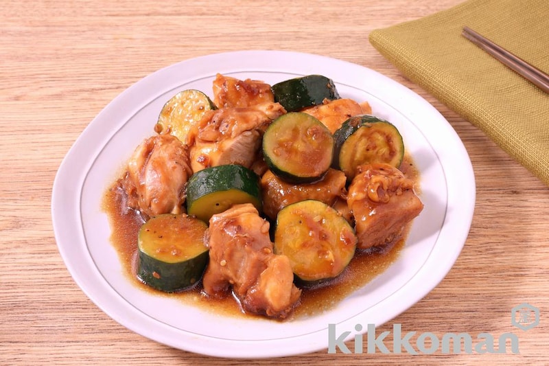 鶏ももとズッキーニのやみつきガーリック(うちのごはん使用)