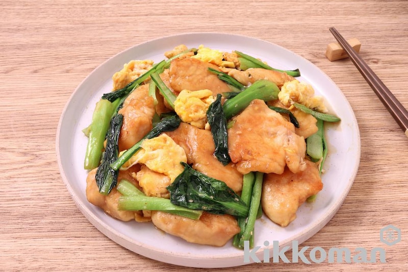 味つけ簡単!鶏むねと小松菜のふんわり卵炒め(わが家は焼肉屋さん使用)